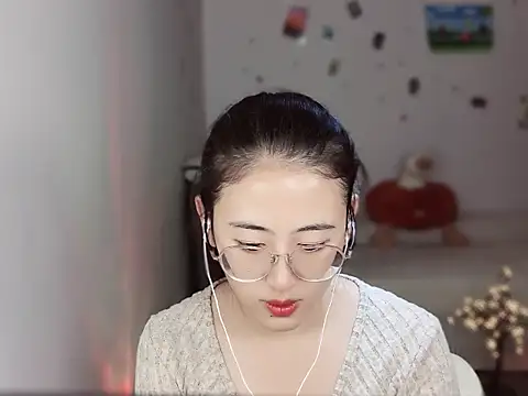 Snapshot of Queena_ chatting on December 16, 2025, 6:51 am Queena online show from December 16, 2025, 6:51 am