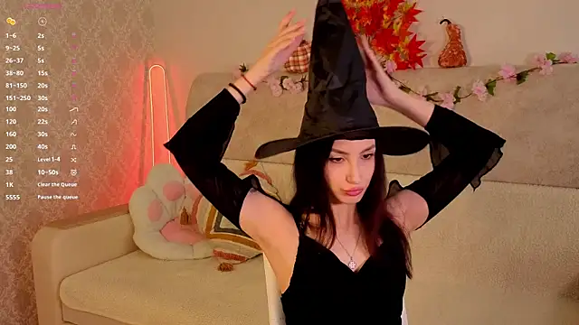 coochyy  online show from October 31, 2025, 10:05 am