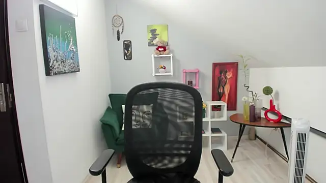 Snapshot of BettyJamess chatting on October 17, 2025, 7:27 pm BettyJamess online show from October 17, 2025, 7:27 pm