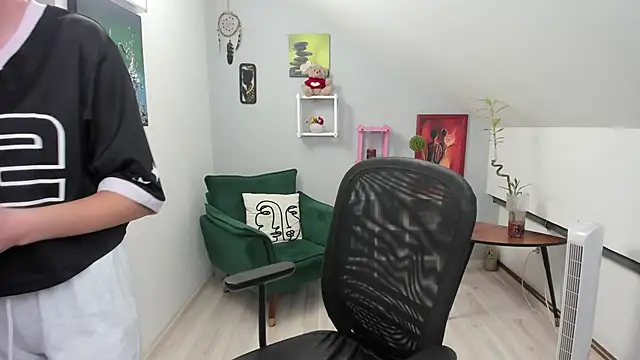 Snapshot of BettyJamess chatting on October 22, 2025, 7:13 pm BettyJamess online show from October 22, 2025, 7:13 pm