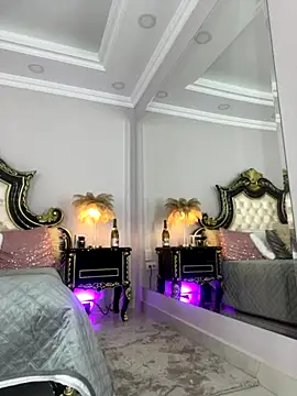 NikolJhones online show from October 29, 2025, 1:35 pm