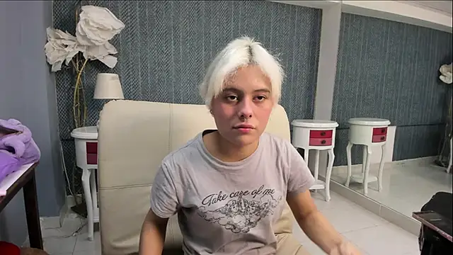 Lia Vivumi online show from November 2, 2025, 1:13 pm