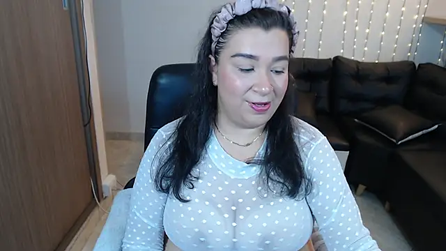 bella sweet 01 online show from October 10, 2025, 12:04 pm