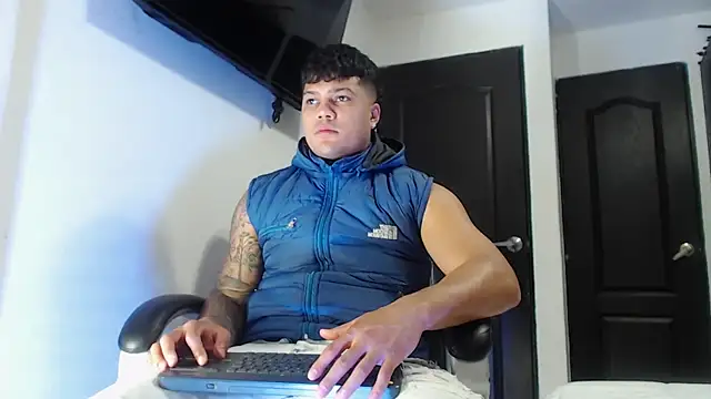 Snapshot of Boyhot_00 chatting on October 19, 2025, 12:22 am Boyhot 00 online show from October 19, 2025, 12:22 am