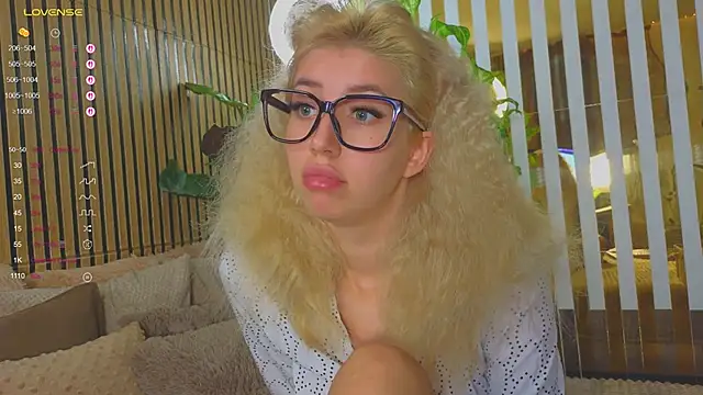 Violetttttta online show from October 11, 2025, 8:29 pm