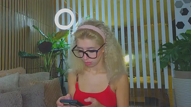 Violetttttta online show from October 12, 2025, 8:41 pm