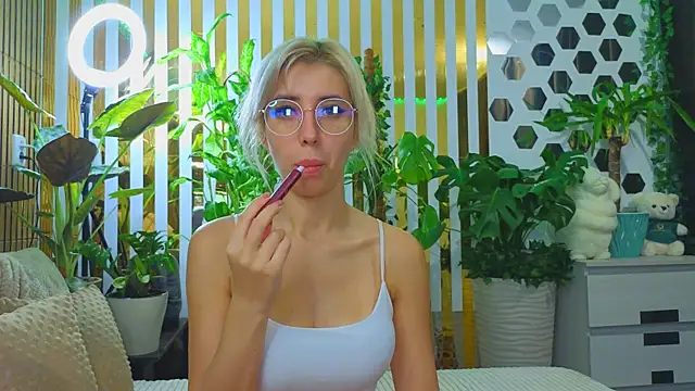 Violetttttta online show from October 22, 2025, 9:14 pm