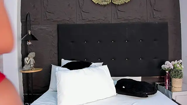 ChlooeScott online show from November 4, 2025, 12:37 pm