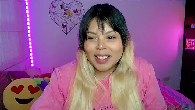 EllieMoonX online show from April 17, 2026, 11:08 pm