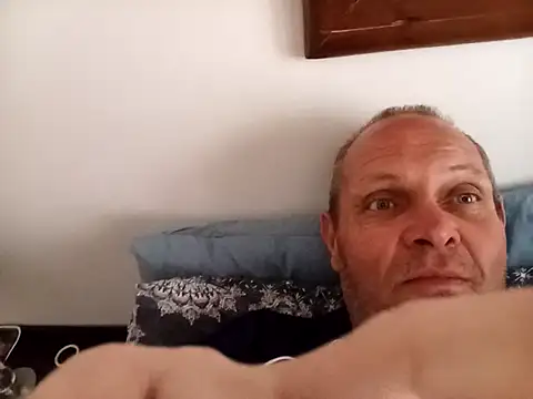 Snapshot of LyrateMarathon chatting on October 17, 2025, 9:34 am LyrateMarathon online show from October 17, 2025, 9:34 am