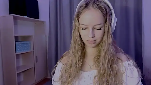 LunaCrave online show from October 30, 2025, 12:06 pm