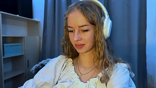 LunaCrave online show from November 7, 2025, 7:19 am