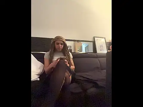 luziaaa92 online show from October 13, 2025, 2:17 pm