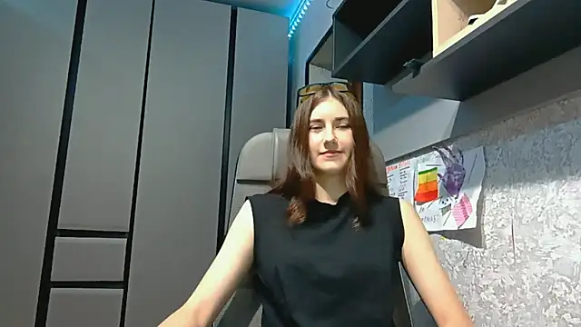 Snapshot of AliceNova chatting on October 12, 2025, 5:06 am AliceNova online show from October 12, 2025, 5:06 am