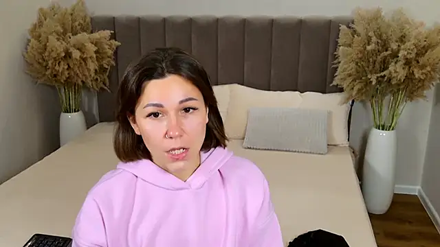 EdenSolis online show from November 17, 2025, 9:37 am