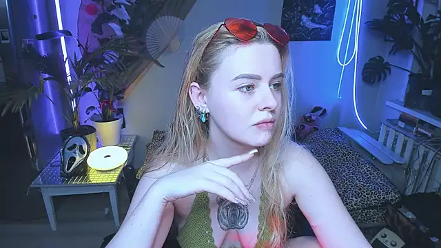 Alexa  Pirs online show from October 21, 2025, 3:24 pm