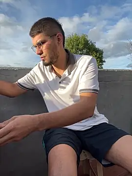 mirallesandbig online show from October 31, 2025, 9:49 pm