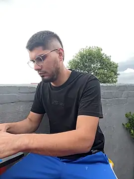 mirallesandbig online show from November 16, 2025, 8:58 pm