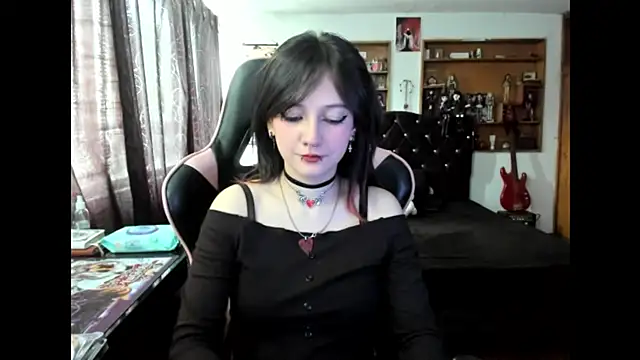 Maki Zein  online show from November 13, 2025, 5:45 pm