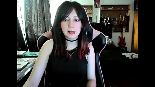 Maki Zein  online show from December 5, 2025, 5:42 pm