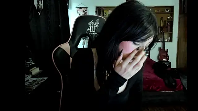 Maki Zein  online show from April 25, 2026, 11:02 pm