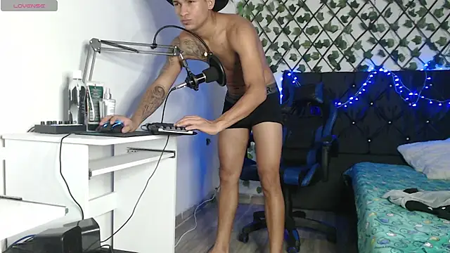 Angel LatinGuy online show from November 2, 2025, 10:12 pm