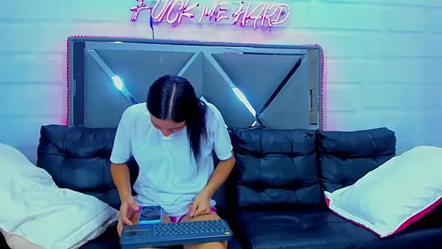 Snapshot of Innocent_Room1 chatting on November 2, 2025, 7:27 pm Innocent Room1 online show from November 2, 2025, 7:27 pm