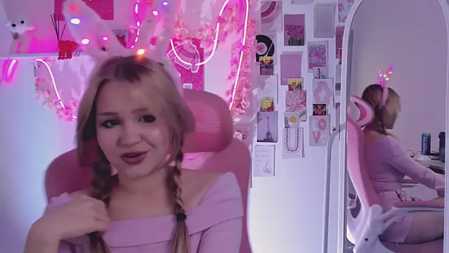 Snapshot of SweetCutie19 chatting on October 21, 2025, 6:30 pm SweetCutie19 online show from October 21, 2025, 6:30 pm