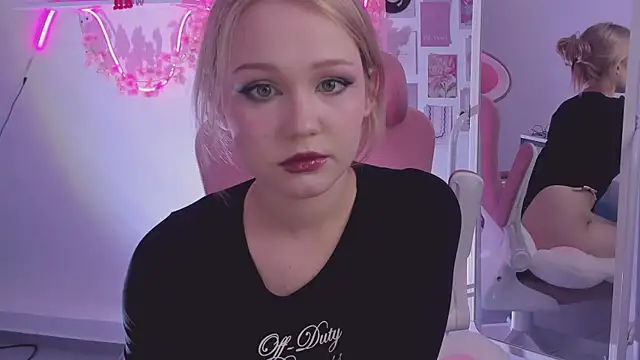 Snapshot of SweetCutie19 chatting on October 22, 2025, 7:46 pm SweetCutie19 online show from October 22, 2025, 7:46 pm