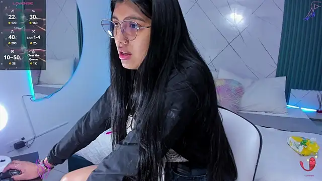 Briseida-White online show from October 27, 2025, 1:37 pm