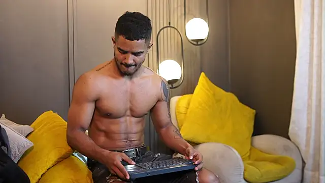 Snapshot of Reik_Vonn chatting on May 3, 2026, 8:26 pm Reik Vonn online show from May 3, 2026, 8:26 pm