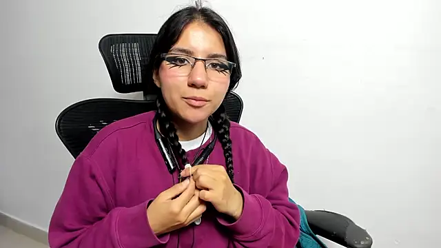 HollyPeach online show from November 17, 2025, 7:52 pm