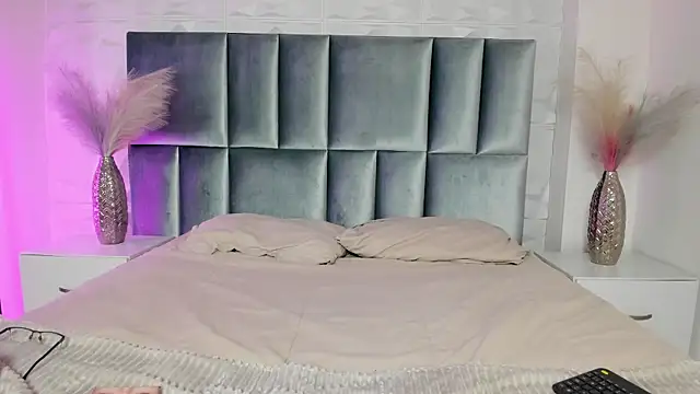 HollyPeach online show from March 20, 2026, 7:30 pm