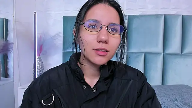 Snapshot of HollyPeach chatting on June 29, 2026, 6:41 am HollyPeach online show from June 29, 2026, 6:41 am