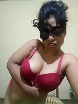 Expose Queen online show from December 14, 2025, 4:34 pm