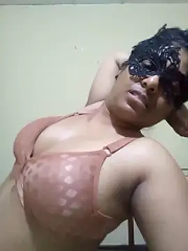 Expose Queen online show from February 24, 2026, 5:22 pm