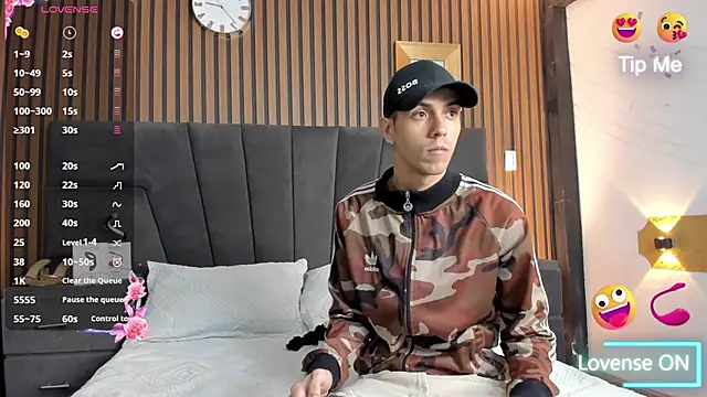 DerryAndIzzy online show from October 25, 2025, 3:58 am