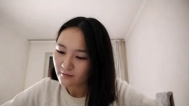 Snapshot of Lyndasilk chatting on October 21, 2025, 2:40 pm Lyndasilk online show from October 21, 2025, 2:40 pm