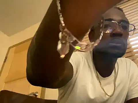 Snapshot of Longandstrongsex chatting on October 12, 2025, 2:49 pm Longandstrongsex online show from October 12, 2025, 2:49 pm