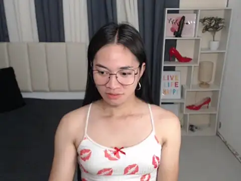 Snapshot of PetiteAsianMarian chatting on October 15, 2025, 10:15 am PetiteAsianMarian online show from October 15, 2025, 10:15 am