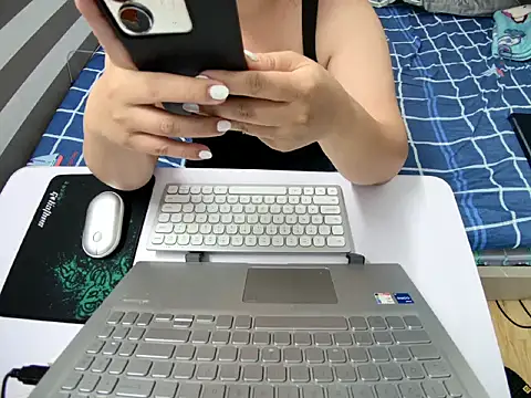 Hanna Mina online show from November 2, 2025, 1:52 am