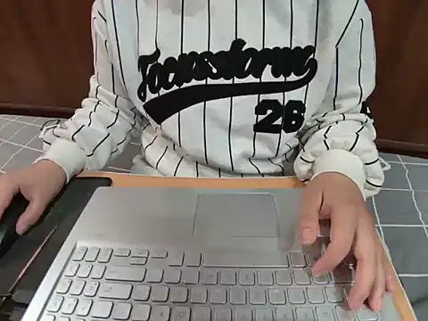 Hanna Mina online show from December 17, 2025, 5:02 am