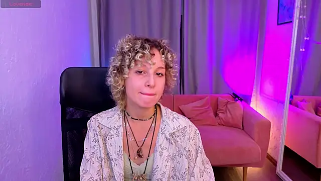 Mary Wahlberg online show from October 13, 2025, 6:02 am