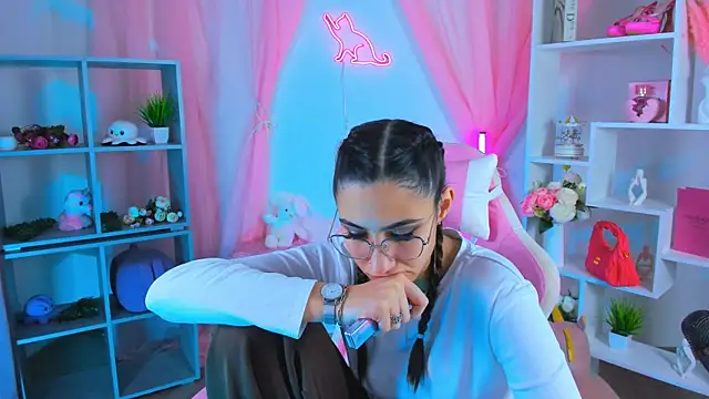 Snapshot of RebeckaThornton chatting on November 9, 2025, 12:58 pm RebeckaThornton online show from November 9, 2025, 12:58 pm