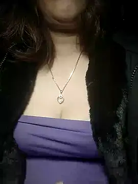 YiyinLy online show from December 1, 2025, 7:19 pm