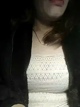 YiyinLy online show from December 13, 2025, 9:31 pm