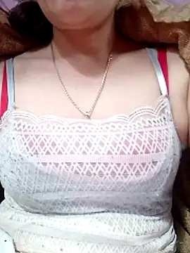 YiyinLy online show from February 3, 2026, 7:24 am