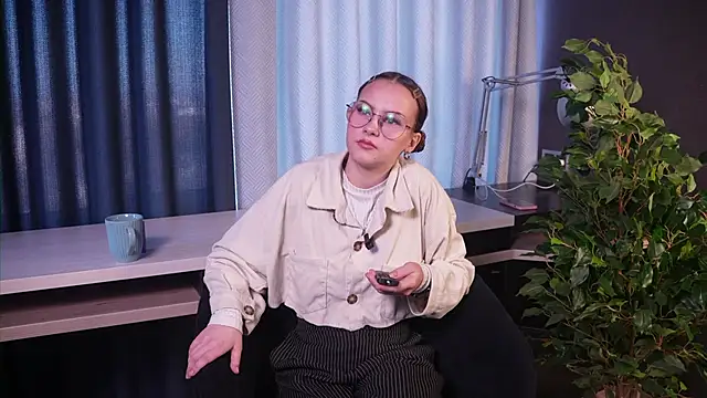 KrisWaller online show from October 14, 2025, 9:32 am