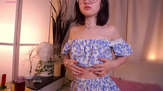 Snapshot of TainaGrebs chatting on November 3, 2025, 8:43 pm TainaGrebs online show from November 3, 2025, 8:43 pm