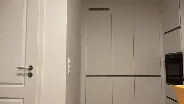 julialauren online show from November 17, 2025, 8:14 pm